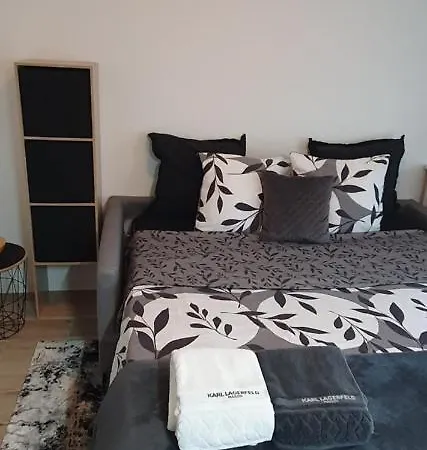 Lovely 1 Bedroom Vacation With Free Parking. Appartamento Nizza