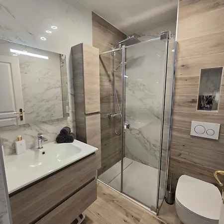 Lovely 1 Bedroom Vacation With Free Parking. *