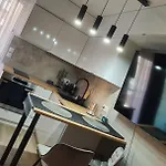 Lovely 1 Bedroom Vacation With Free Parking. Apartman