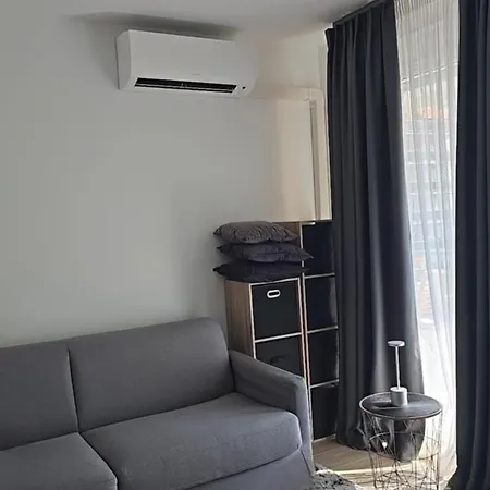 Apartman Lovely 1 Bedroom Vacation With Free Parking. *