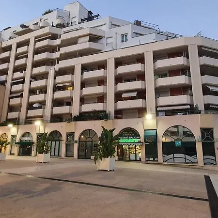 Lovely 1 Bedroom Vacation With Free Parking. Appartement *