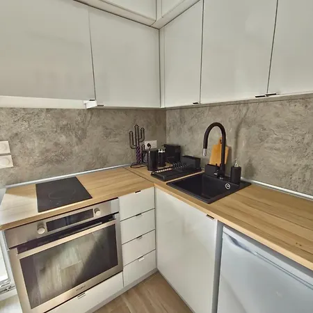 Lovely 1 Bedroom Vacation With Free Parking. * Nice